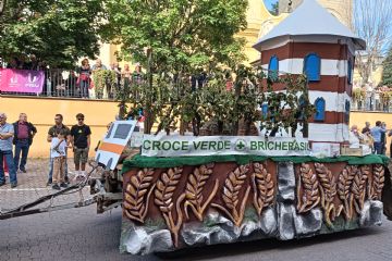 Sfilata carri, festa in paese