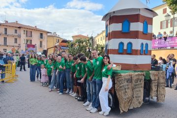Sfilata carri, festa in paese