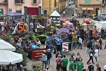 Sfilata carri, festa in paese