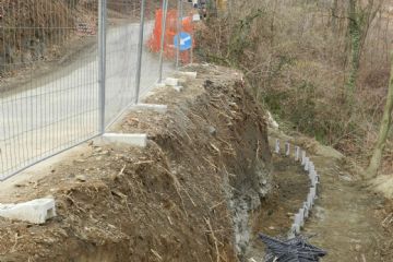 Intervento di ingegneria naturalistica con micropali, contenimento movimento franoso e messa in sicurezza della scarpata sul Chiamogna in Strada Comba, località Vigna Nuova