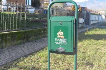 Piano di riqualificazione del tessuto urbano-commerciale (con utilizzo di oneri straordinari) attuato di concerto con l'Associazione Commercianti, con installazione di nuovi cestini posacenere, colonnine dog-toilet e porta-biciclette