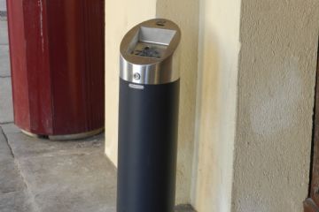 Piano di riqualificazione del tessuto urbano-commerciale (con utilizzo di oneri straordinari) attuato di concerto con l'Associazione Commercianti, con installazione di nuovi cestini posacenere, colonnine dog-toilet e porta-biciclette