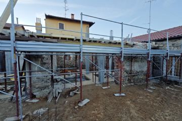 Proseguono le opere di ristrutturazione e recupero dei vecchi edifici del cortile municipale e dei locali sede delle associazioni (Via Brignone)