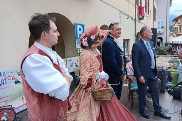 Sfilata carri, festa in paese