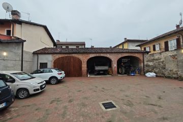 Conclusione lavori di completa ristrutturazione dei fabbricati dei due cortili municipali di Via Brignone (sala musica, centro anziani, locali associativi) con realizzazione di una nuova sala polifunzionale, rimesse per i mezzi comunali, wc e spogliatoio per operai comunali, nuova centrale termica ed impianto fotovoltaico.
